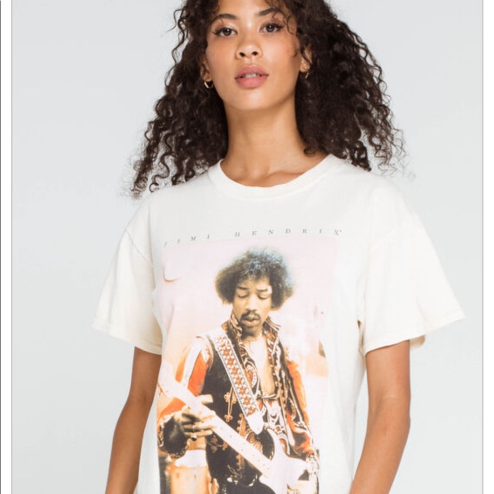 Jimi Hendrix band tee.